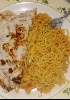 A picture of Noddles with egg.