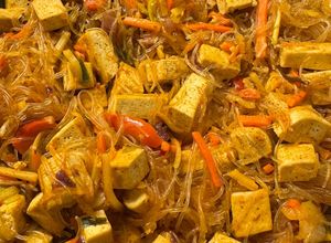 Ázsiai Pirított Tofus-Zöldséges Üvegtészta Édes Chiliszósszal 🌶️🍛 recept fotója