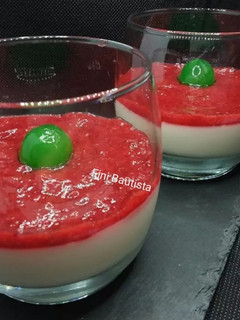 Una foto de Panna cotta con mermelada de fresas