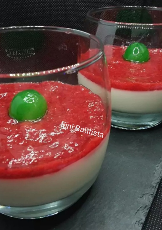Una foto de Panna cotta con mermelada de fresas