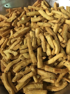 नमक पारे (Namak pare recipe in hindi) रेसिपी मुख्य फोटो