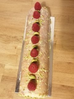 Une photo de Bûche pistache framboise