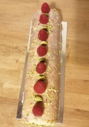 Une photo de Bûche pistache framboise