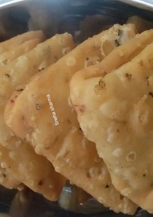 मसाला मठरी ट्रँगल (masala mathri triangle recipe in marathi) रेसिपी चे मुख्य फोटो 
