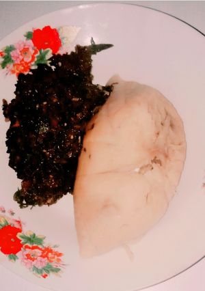 A picture of Moin moin and vegetables.