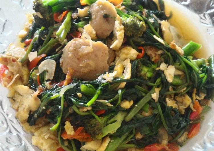 Tumis Kangkung Mix Telur Orak Arik + Bakso