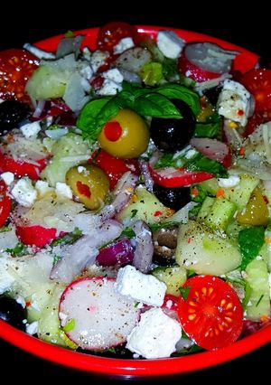 A picture of Mike's Healthy Zesty Greek Salad.