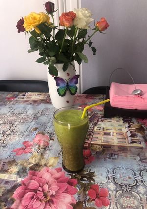 O poză a rețetei Smoothie cu portocale, avocado, spanac, pară și banană.