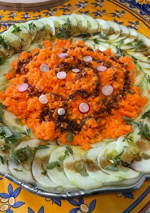 Une photo de Salade de concombre et carottes au basilic crème de balsamique