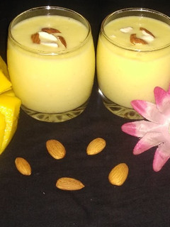 मैंगो बादाम शेक (Mango badam shake recipe in Hindi) रेसिपी मुख्य फोटो
