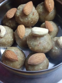 முந்திரி வேர்க்கடலை தேங்காய் உருண்டை (Munthiri verkadalai urundai recipe in tamil) செய்முறை முக்கிய புகைப்படம்