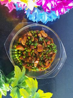 मटार मशरूम मसाला (Matar Mushroom Masala Recipe In Marathi) रेसिपी चे मुख्य फोटो