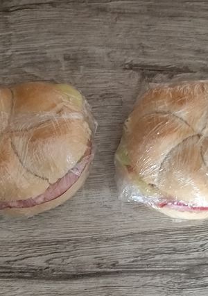 2020. Tizórai szalámis sajtos zöldséges vajas zsömle 😋 recept fotója
