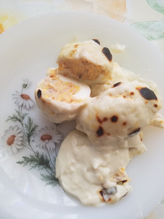 Una foto de Huevos rellenos con bechamel de queso azul