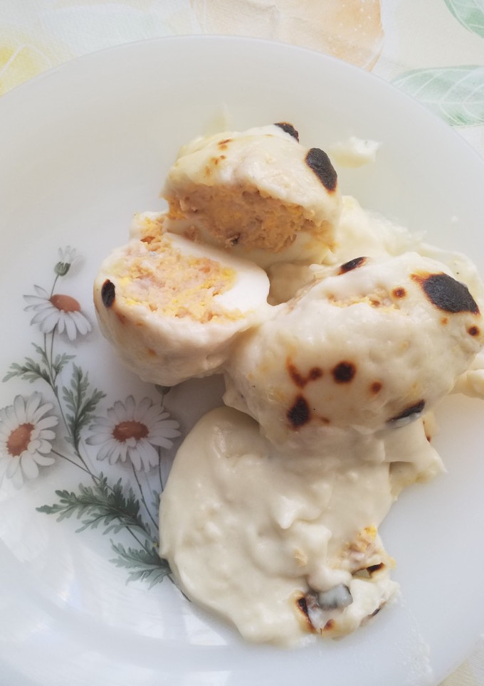 Una foto de Huevos rellenos con bechamel de queso azul