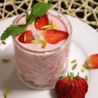 Strawberry Yogurt Smoothie Recipe by Bethica Das - Cookpad