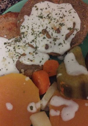 Una foto de Burguer de mijo rellenas con verdura y salsa César vegan