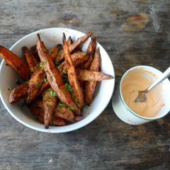 A picture of Smoky sweet potato wedges & sriracha mayonnaise.