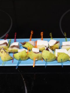 Una foto de Banderillas de pera, anchoas y queso fresco