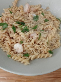 Una foto de 🍝Espirales (fusilli) con gambas🦐 al ajo 🧄 y huevo🥚
