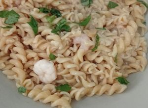 Foto principal de 🍝Espirales (fusilli) con gambas🦐 al ajo 🧄 y huevo🥚