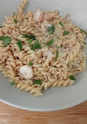 Una foto de 🍝Espirales (fusilli) con gambas🦐 al ajo 🧄 y huevo🥚