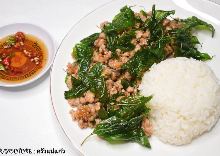 หมูสับผัดกระเทียมพริกไทยใบโหระพากรอบ