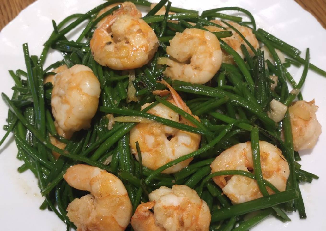 Shrimp with flowering onions