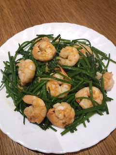 A picture of Shrimp with Flowering Chives.