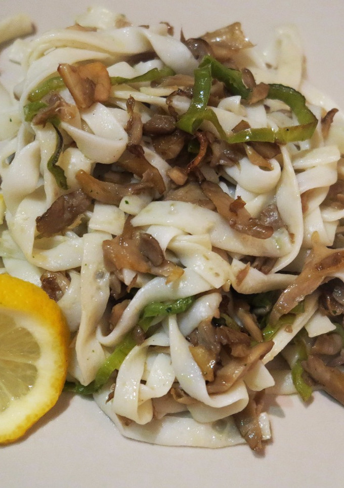 Una foto de Tallarimis con setas y pimiento verde