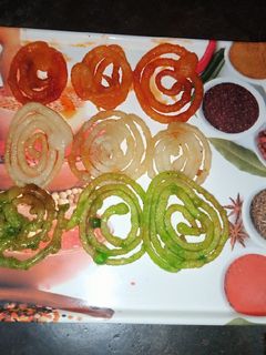 कुरकुरी तिरंगा जलेबी (Kurkuri Triranga Jalebi Recipe In Hindi) रेसिपी मुख्य फोटो