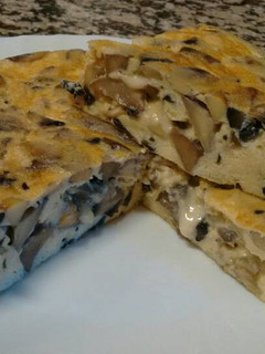Una foto de Tortilla de champiñón y queso