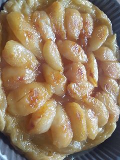 Una foto de Tarta tatín de pera (con hojaldre)