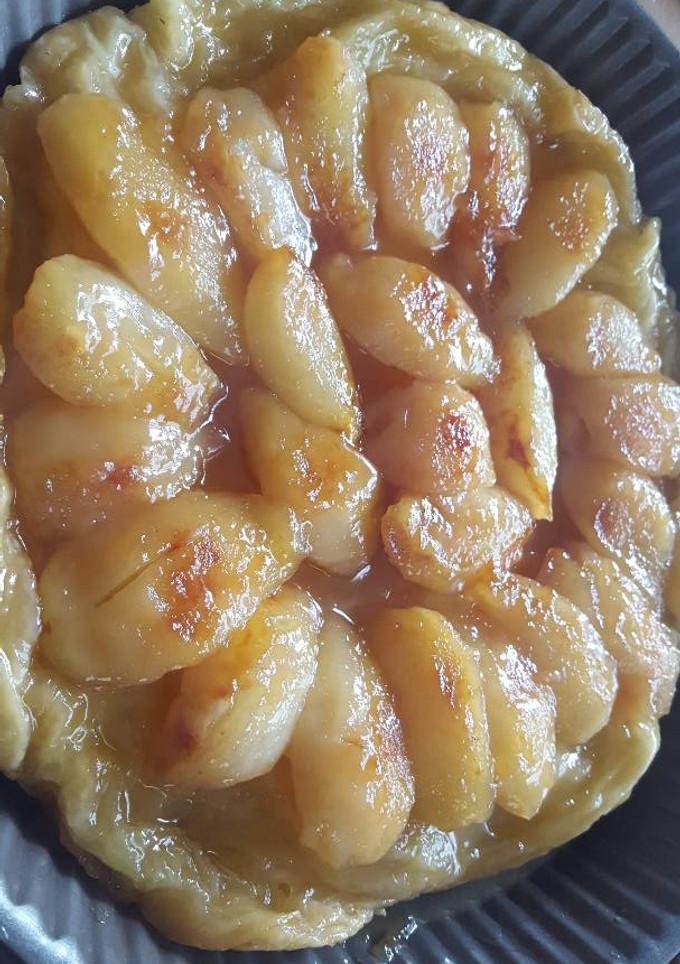 Una foto de Tarta tatín de pera (con hojaldre)