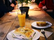 Una foto de focaccia con albahaca