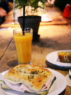 Una foto de Focaccia de pavo y mozzarella
