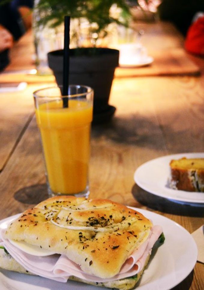 Una foto de Focaccia de pavo y mozzarella