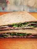 Piadine di farro integrale con stracchino, lonzino e rucola