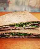 Piadine di farro integrale con stracchino, lonzino e rucola