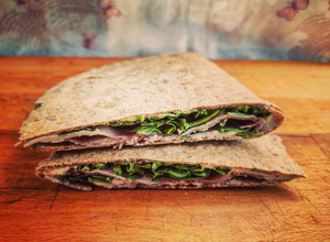 Foto di Piadine di farro integrale con stracchino, lonzino e rucola