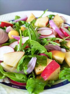Una foto de Ensalada de rábanos y manzana con vinagreta de miel
