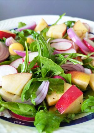 Una foto de Ensalada de rábanos y manzana con vinagreta de miel