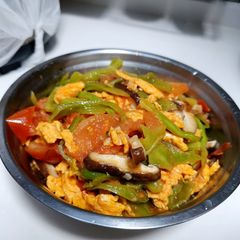 A picture of Spicy green pepper shreds, shiitake mushrooms and tomato scrambled egg shreds (辣青椒炒香茹加番茄炒滑蛋).