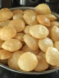 હોમમેડ પાણીપૂરી ની પૂરી (Homemade Panipuri Poori Recipe In Gujarati) રેસીપી મુખ્ય ફોટો