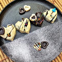 A picture of Chocolate cake popsicles.