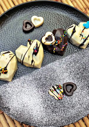A picture of Chocolate cake popsicles.