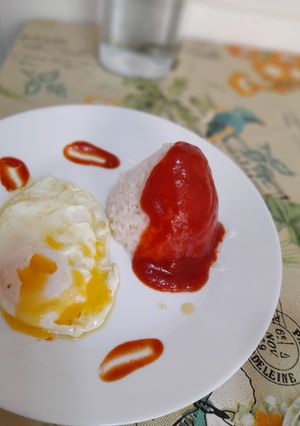 Una foto de 🍚🍚🥫Arroz a la cubana🥫 🍚🍚