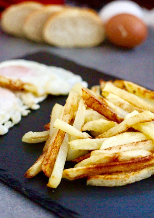 Una foto de Huevos fritos con patatas... para principiantes! 🍳🍟