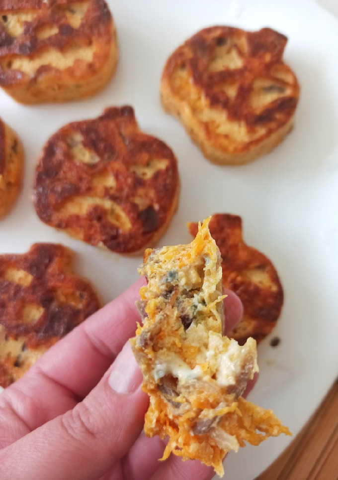 Una foto de Frittata de calabaza y queso azul Halloween