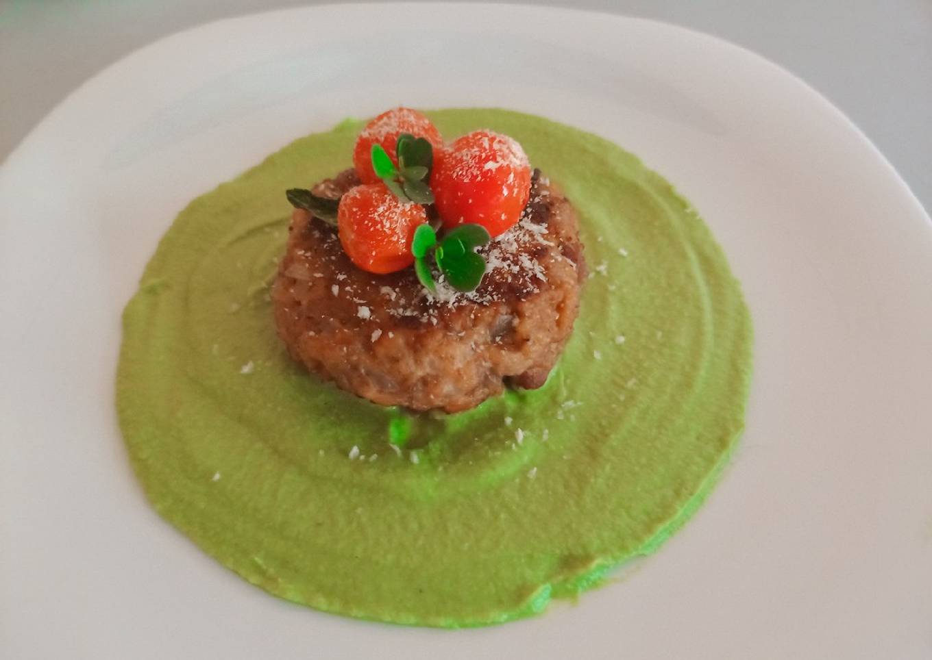 Puré de guisantes con menta y filete de hamburguesa